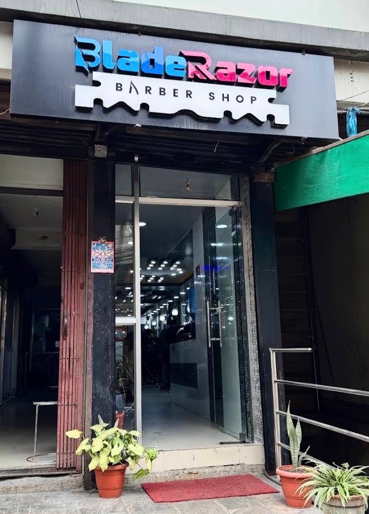 Blade Razor Saloon.